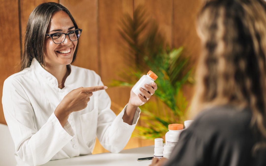 Pharmacien conseillant un client sur les huiles essentielles en pharmacie